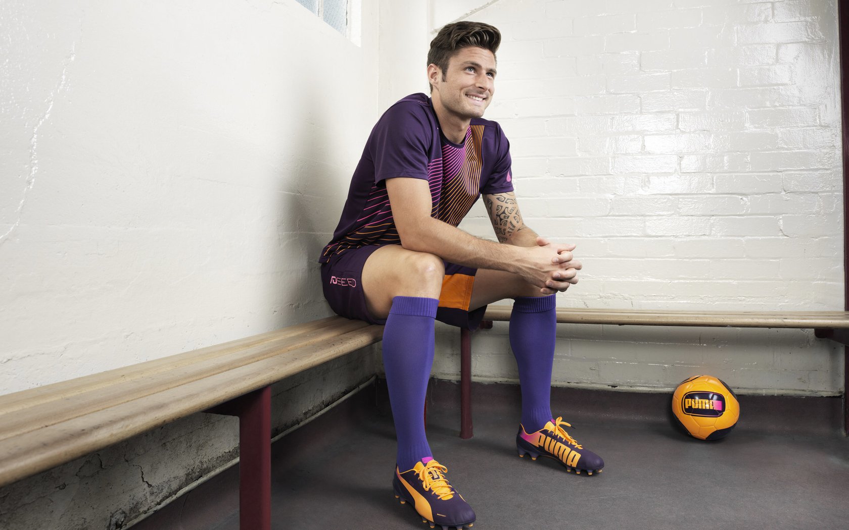 特色篮球节在沿海城市盛大举行，吸引众多年轻人参与，篮球文化艺术节